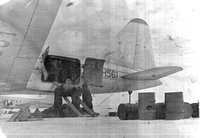 Ил-12Д принимает на борт груз для «бомбометания» по выносным станциям : 15.jpg