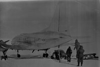 При стоянке с грузом но борту под хвостовую часть Ил-12 подставлялась опора : 16.jpg
