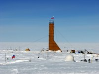 На переднем плане – станция Восток (под снегом), на заднем – буровая вышка 5Г : vostok-2011-03.jpg