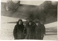 Арктика - слева направо бортмеханики В. Водопьянов и В.Троицкий, бортрадист О.Куксин. : img004.jpg