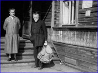  6-Г.А. Клюге с женой на крыльце Мурманской станции.jpg