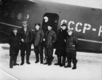 Экипаж АН-2, дрейфовавшего в первую смену (З.М. Гудкович - третий слева): : Экипаж АН-2 1-я смена СП-5.jpg