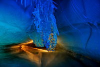 Антарктида. 2011. Станция Новолазаревская. Ледяные пещеры в айсбергах. Подсветка делалась при помощи фонариков и фильтров. : 10.jpg