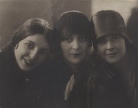Рузова Вера Павловна (в центре) с сестрами. Ок. 1920 г. : 06.jpg