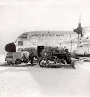  Аэродромная техника на фоне LС-130, сезон 1960-61 года.jpg