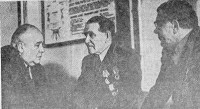 На снимке: С.Д.Копытов (в центре) беседует с бывшим начальником МТФ В.М.Маевским и капитаном Ф.П.Бурковым (справа). : Бурков.jpg