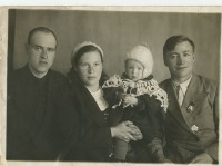 справа налево: Соколов Анатолий Николаевич, Вера Никитична, Наталья - дочка, Василий, брат Веры Никитичны : 1.jpg