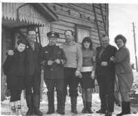  Лётная геофизическая группа и персонал эропорта Усть-Кара  1969 г. - 3 с лева нач.аэроп. - Сорокин.jpg