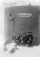  19-Люди. Дед сверху в летном шлеме слева вверху. Видимо он снимал все сам, потому попался в кадр только раз..jpg