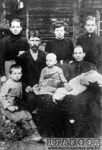 М.С. Бабушкин, будущий летчик, (в верхнем ряду, крайний справа) среди членов своей семьи.  <br />Дата съемки 1916. : 61210.jpg