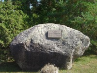 Памятный камень с табличкой на мызе Беллинсгаузена : getImageCARNQ1UV.jpg