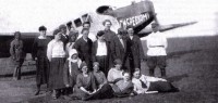 Работницы женских организаций у самолета "Сибревком", 1925 год : 1925samolet.jpg