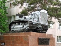 Первый трактор С-60 "Сталинец" установленный на постамент 1.06.1983 г. в честь 50-летия Челябинского тракторного завода. Фотографии сделаны А.Даньшиным. : chtz_s60_2.jpg