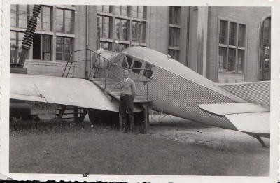  org. Foto Wehrmacht Flugzeug Junkers F-13 J-13 vor Werkhalle ohne Kennung Ju-52.JPG