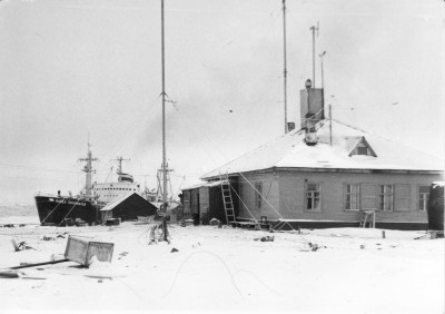  Полярная станция  Остров Гейберга  и дизельэлектроход Павел Пономарев  1983 г..jpg