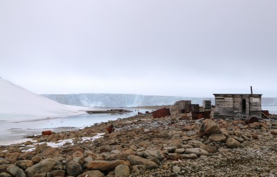  Yacht Peter I - Polar station, Rudolf Island.jpg