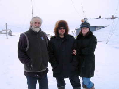  Вл. Чуков (слева) вместе с метеорологами Андреем и Ириной.jpg