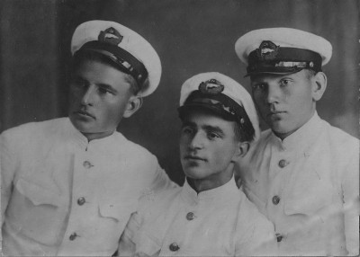  Александр Петрович слева, а Михаил Петрович по середине кто третий неизвестно.jpg