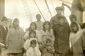 Фотография. Эскимосы, жители острова Врангеля, на палубе канонерской лодки "Красный Октябрь", п-ов Чукотка. <br />Автор: Грагайтис В.А. 19 августа 1924 г.<br />Фотобумага  (глянцевая), черно-белая печать. 10,7х17. : kr_oktyabr04_640.jpg