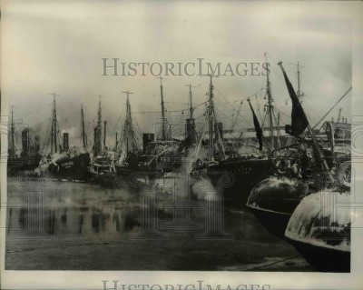  1939 Press Photo Soviet Northern Trawling Fleet, Murmansk Harbor, Fishing Boats.jpg