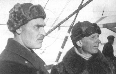  Капитан А.П. Бочек (справа) и старпом А.М. Матиясевич на мостике парохода «Моссовет». Море Лаптевых, август 1937г.jpg