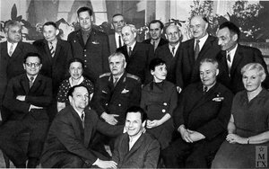 Ф.П. Решетников в первом ряду слева на традиционной встрече челюскинцев. 1960-е : RES-19.jpg