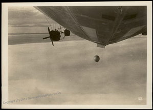  1931-07-28 11.10 40 сброс радиозонда Молчанова - официальный фотосет Zeppelin 1.jpg