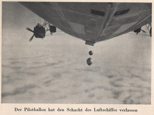  1931-07-28 11.10 40 сброс радиозонда Молчанова - официальный фотосет Zeppelin 2.jpg