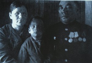  ilya_konstantinovich_so_vtoroy_zhenoy_mariey_savvatevnoy_i_dochkoy._foto_1945_goda.jpg