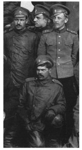 Федор Грошев (внизу) в команде корабля «Киевский», 1915 год. Фото предоставлено М. Хайрулиным. : 211-2 - 3.jpg