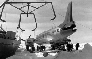  Выгрузка Ил-14 СССР-52066 на припайный лед в районе Дружная-1.jpg