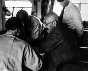 1931. Профессор Рудольф Самойлович (сидит справа) беседует с другими членами экспедиции на борту пассажирского цеппелина LZ 127 «Граф Цеппелин».jpg