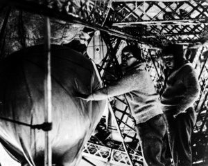  1931. Профессора Вейк и Молчанов во время запуска  воздушных шаров (1).jpg