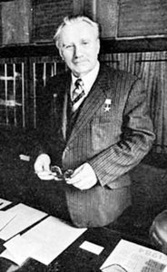  А. Ф. Трешников в своем директорском кабинете в ААНИИ. 1984 год..jpg