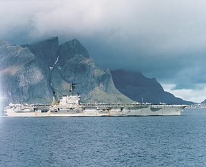 Авианосец «Америка» в норвежских водах на учениях «Ocean Safari». Октябрь 1985 года. Фото с сайта www.dodmedia.osd.mil : 26-16-2.jpg