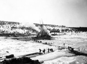  4-ББО Генерал-Адмирал Апраксин и ледЕрмак у о.Гогланд, зима 1899-1900.jpg