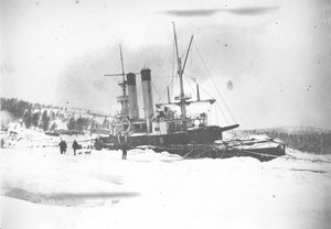  5-ББО Генерал-Адмирал Апраксин и ледЕрмак у о.Гогланд, зима 1899-1900.jpg