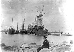  8-ББО Генерал-Адмирал Апраксин и ледЕрмак у о.Гогланд, зима 1899-1900.jpg
