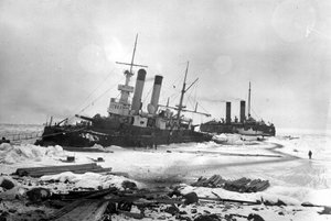  9-ББО Генерал-Адмирал Апраксин и ледЕрмак у о.Гогланд, зима 1899-1900.jpg