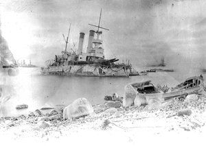  ББО Генерал-Адмирал Апраксин и ледЕрмак у о.Гогланд, зима 1899-1900.jpg