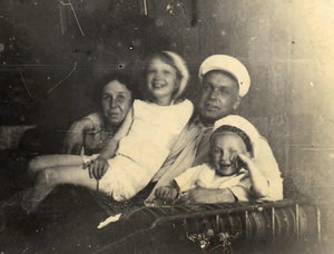 П.К. Хмызников с женой и детьми : v_sem_ye.jpg