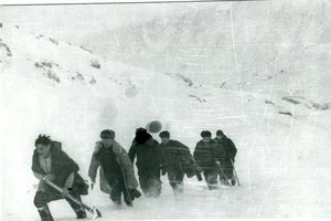  Подъем группы поиска пропавшего самолета Ли-2 во главе с проводником Хатанзейским В.Е. на вершину горы Хортюсе.jpg