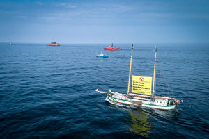 https://media.greenpeace.org/archive/Worlds-first-floating-nuclear-power-plant-bound-for-arctic-27MZIFJXFS4KH.html : GP0STRXT9[1].jpg