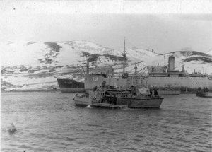  На заднем плане плавбаза торпедных катеров «Север». Апрель 1954.jpg