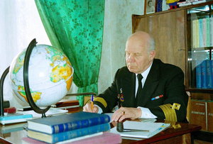 Селиверстов Л.С. в своем кабинете на ул.Книповича. : image (1).jpg