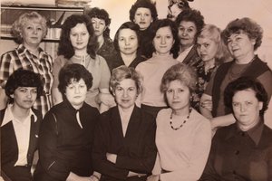  начало 80-х гг. Работники штаба и бухгалтерии аэропорта Чокурдах (Зина и Валера Новгородцевы).jpg