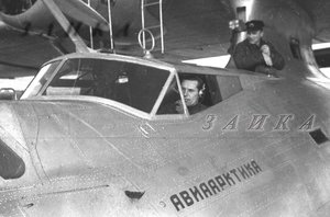 В кабине Черевичный, за ним Аккуратов : 1940-08-22 Тикси МП-7 Н-275 в кабине Черевичный  копия.jpg