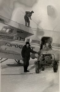  Вениамин Чикачёв и Владимир Шерстюков со щёткой на крыле.JPG