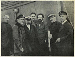  13. Шмидт с экипажем «Челюскина». 1 августа 1933 года.jpg