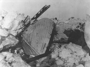 30. Вельбот с «Челюскина» всплыл на месте гибели в феврале 1934 года.jpg